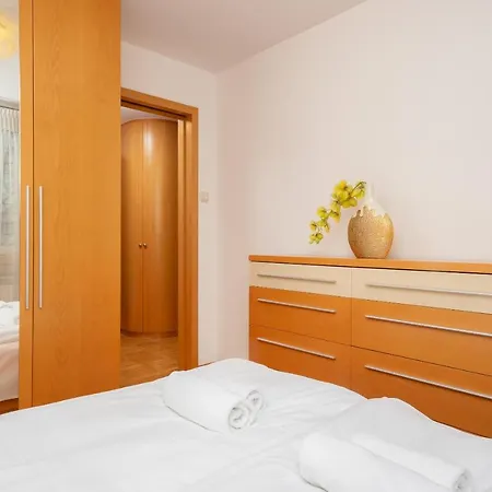 Two-bedroom Family Esperanto Next To Klif By Renters Varšava